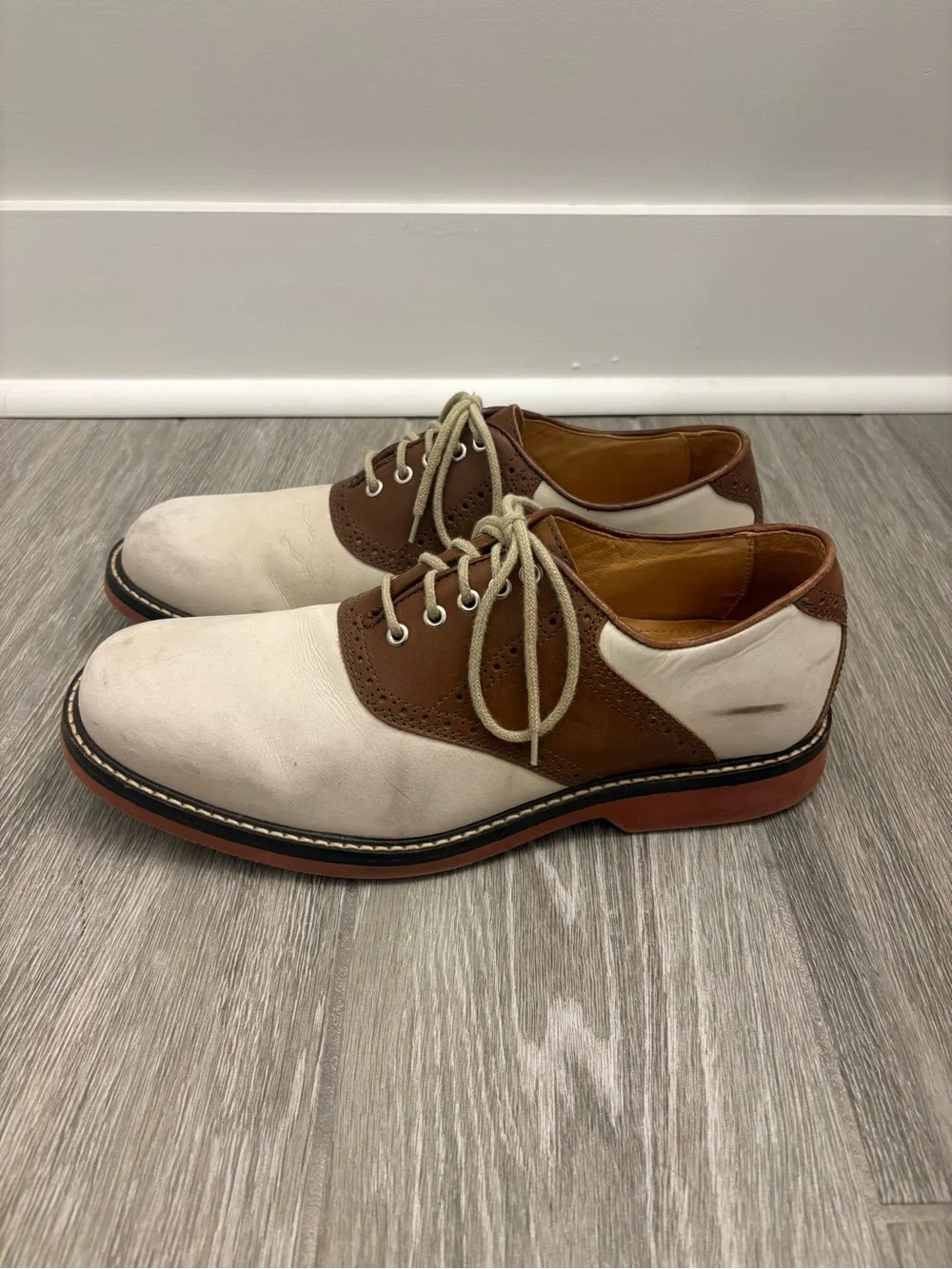 Johnston and Murphy Men’s Two-Tone Saddle Oxford Shoes in White and Brown